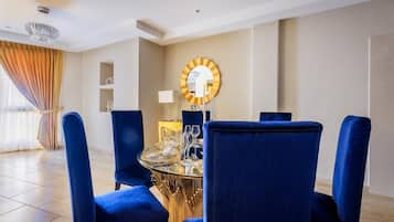 Deluxe Room, Balcony, City View | Dining