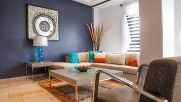 Deluxe Room, Balcony, City View | Living area