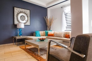 Habitación Deluxe, balcón, vistas a la ciudad | Zona de estar