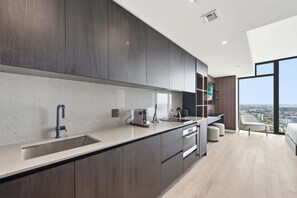 Frigorífico, microondas, horno y placa de cocina