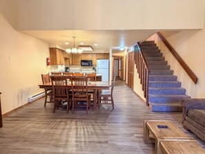 Dining - Aspen Escape- Walk to Davis Beach, 3BD/2BA w/Pool (McCall)
