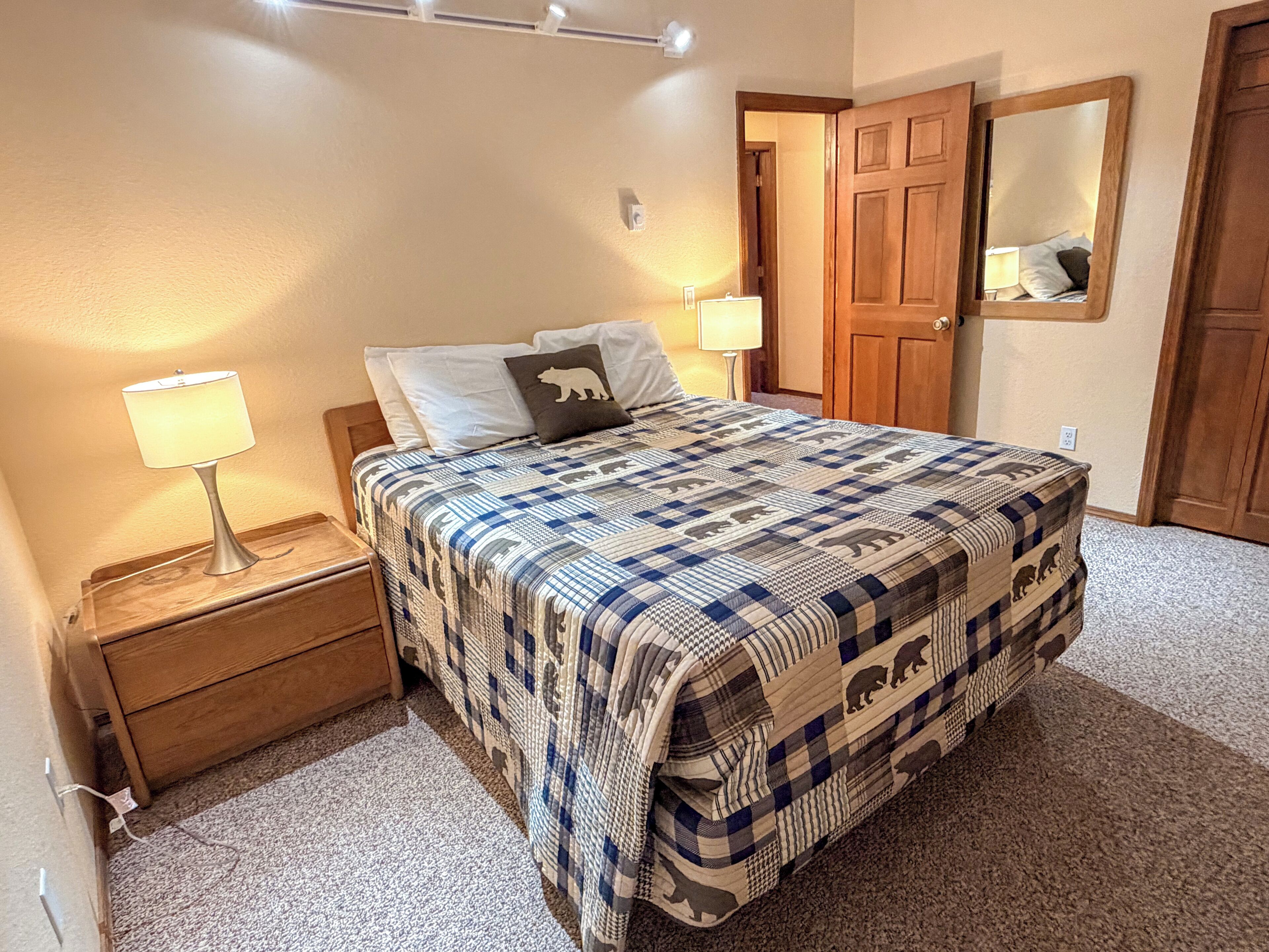 3 habitaciones, tabla de planchar con plancha, wifi y ropa de cama 