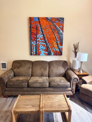 Living area - Aspen Escape- Walk to Davis Beach, 3BD/2BA w/Pool (McCall)