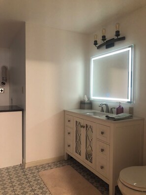 Een douche, een haardroger, handdoeken, toiletpapier