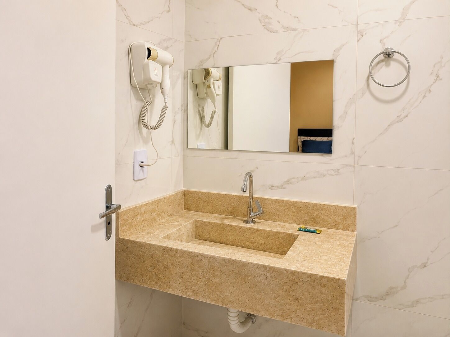 Chambre de base double | Salle de bain | Douche, articles de toilette (gratuits), séchoir à cheveux