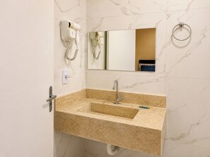 Chambre Double | Salle de bain | Douche, articles de toilette gratuits, sèche-cheveux