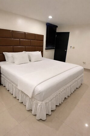 Tabla de planchar con plancha, wifi y ropa de cama 