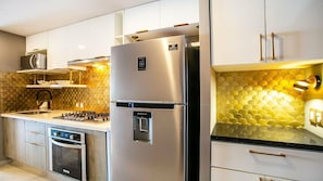 Kühlschrank, Mikrowelle, Ofen, Herdplatte