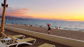 Sulla spiaggia, lettini da mare