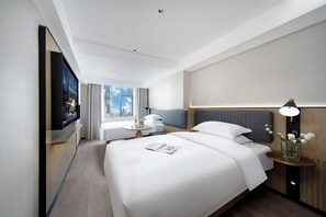 Habitación cuádruple de lujo, 2 camas dobles, Servicio de limpieza, vistas a la ciudad | Ropa de cama de alta calidad y edredones de plumas