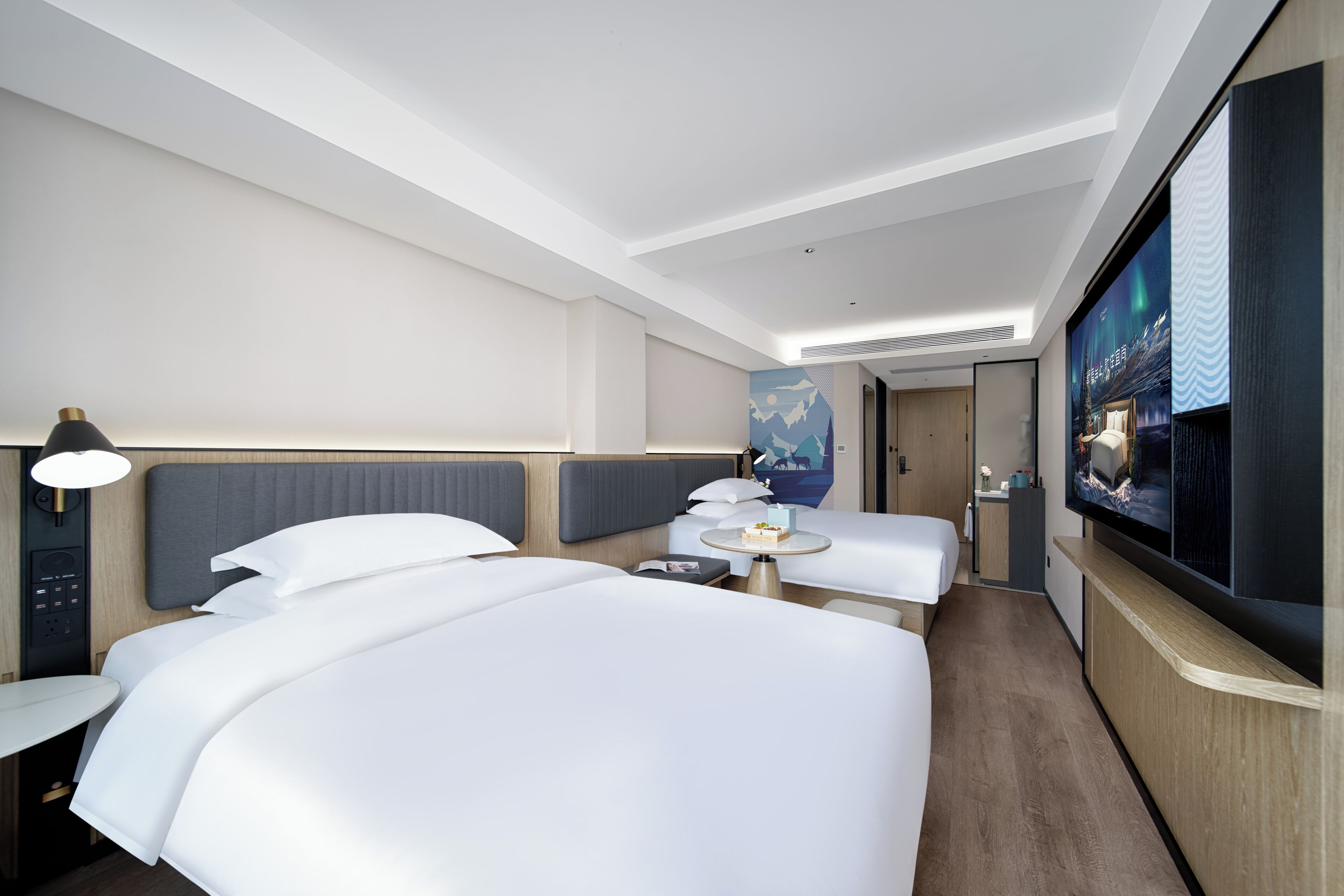 Habitación cuádruple de lujo, 2 camas dobles, Servicio de limpieza, vistas a la ciudad | Ropa de cama de alta calidad y edredones de plumas