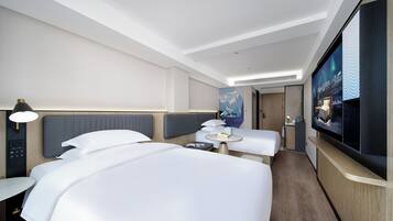 Habitación cuádruple de lujo, 2 camas dobles, Servicio de limpieza, vistas a la ciudad | Ropa de cama de alta calidad y edredones de plumas