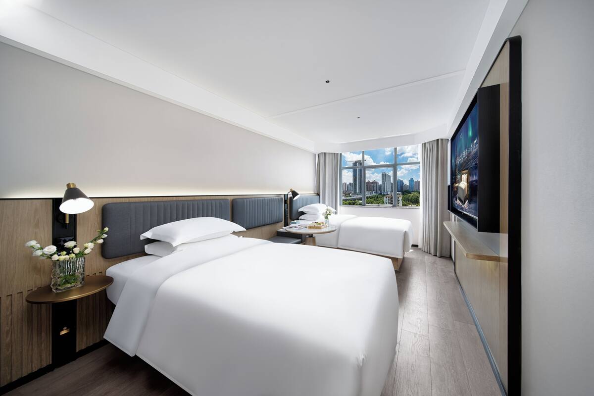 Business Twin Room, 2 Double Beds, Ensuite, City View | Premium bedding, down comforters, pillowtop beds, minibar (free items)