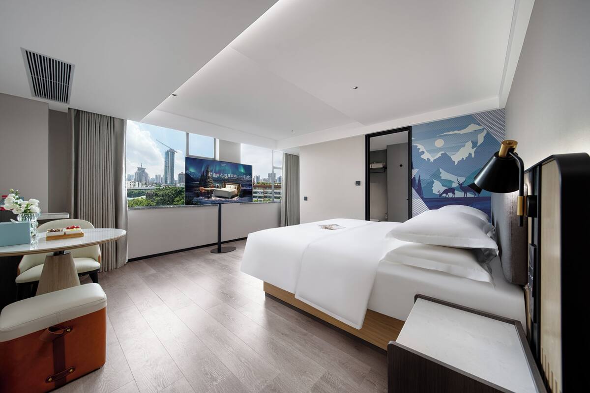 Luxury Double Room, 1 King Bed, Housekeeping, City View | Premium bedding, down comforters, pillowtop beds, minibar (free items)
