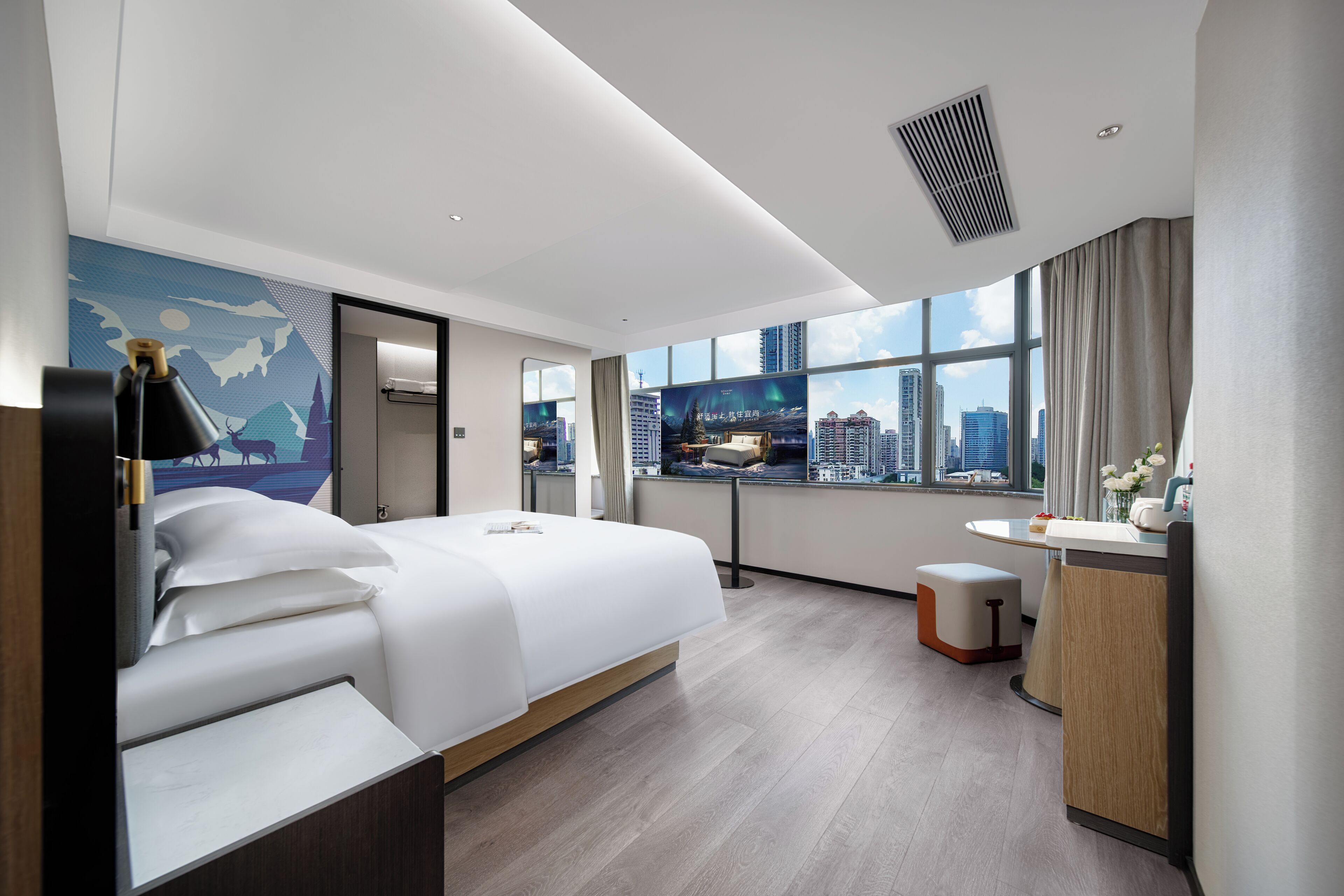Habitación de lujo doble, 1 cama de matrimonio grande, Servicio de limpieza, vistas a la ciudad | Ropa de cama de alta calidad y edredones de plumas