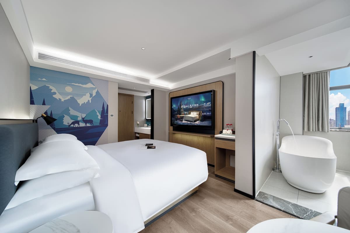 Superior Double Room, 1 King Bed, Hot Tub, City View | Premium bedding, down comforters, pillowtop beds, minibar (free items)