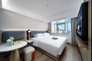 Kamar Double Bisnis, 1 Tempat Tidur King, ensuite, pemandangan kota | Area keluarga | Smart TV 65-inci dengan saluran TV kabel, mainan, dan film berbayar