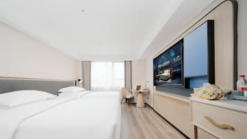 Chambre Quadruple Luxe, 2 lits doubles, service de ménage, vue ville | Bureau, espace de travail pour ordinateur portable, Wi-Fi gratuit