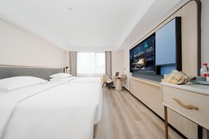 Quarto quádruplo superluxo, 2 camas de casal, serviço de arrumação, vista para a cidade | Escrivaninha, espaço de trabalho para notebook, Wi-Fi de cortesia