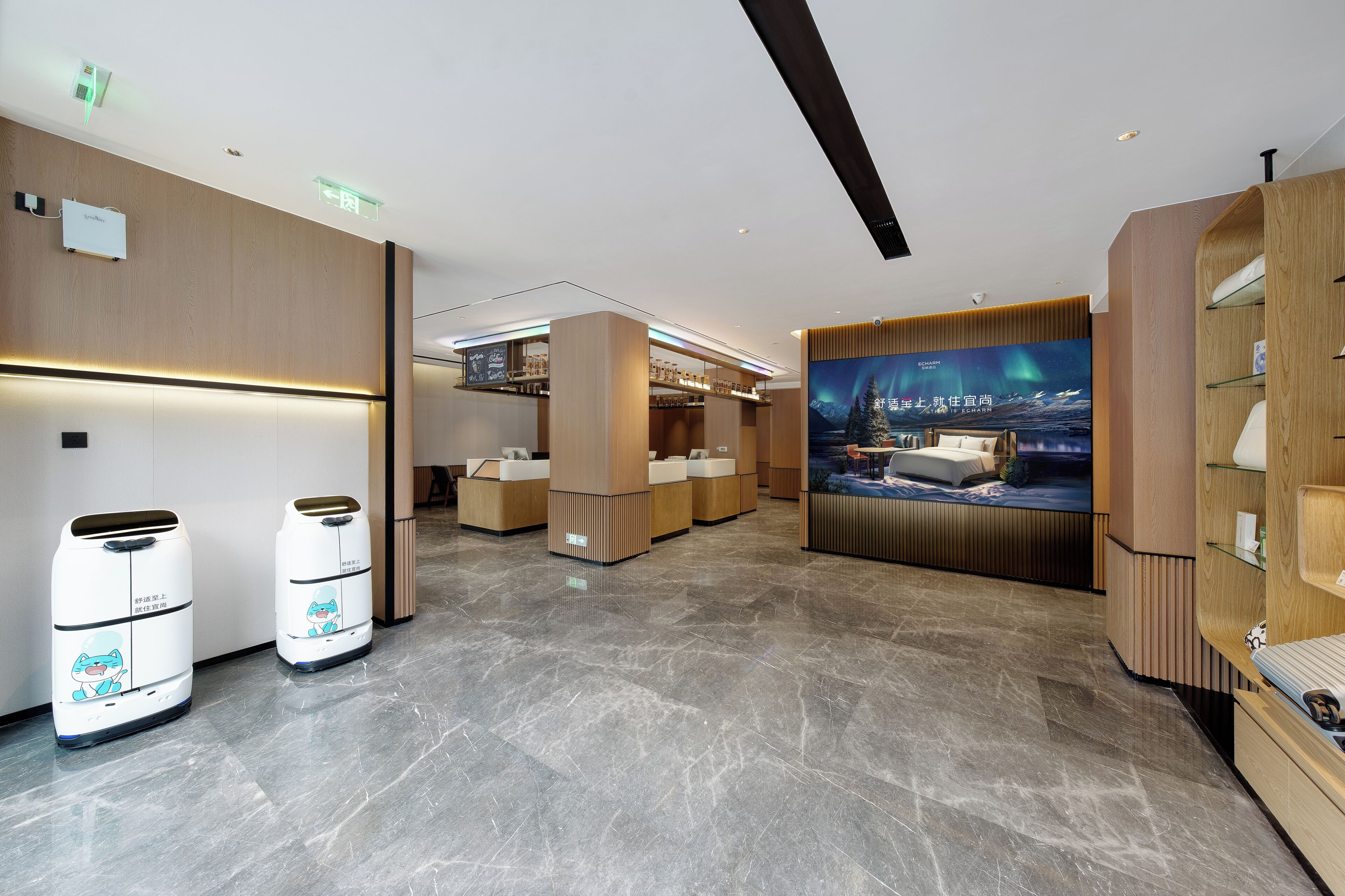 Un moderno vestíbulo de hotel con una recepción, una gran pantalla digital y un piso de mármol impecable.
