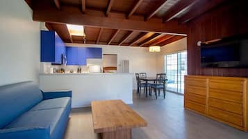 Family Suite, Kitchen | Living area
