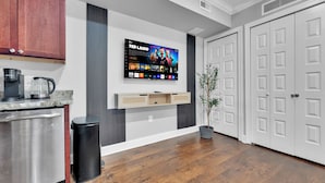 Studio, 1 Queen-Bett | Fernseher