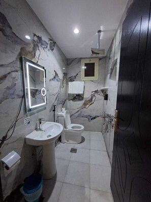 Habitación clásica doble | Baño | Artículos de higiene personal gratuitos, secador de pelo y toallas
