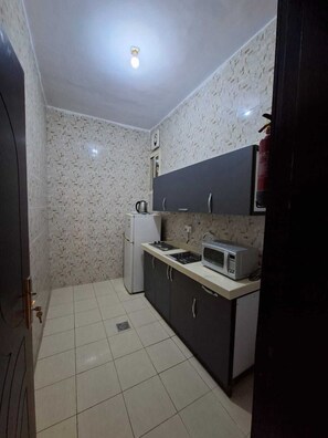 Apartamento familiar, vistas a la ciudad | Cocina privada | Frigorífico pequeño, microondas, horno y utensilios de cocina