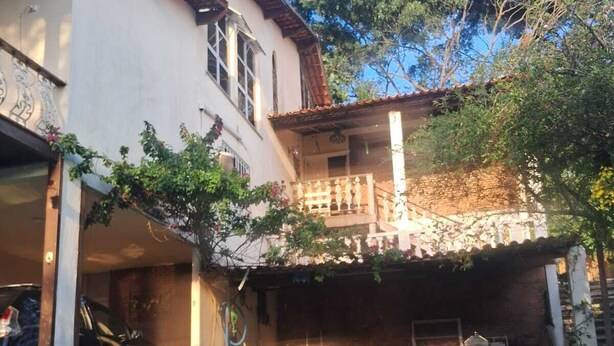 A house with a swimming pool, a garage, and a covered outdoor area with furniture. - Studio 81 (Rio de Janeiro)