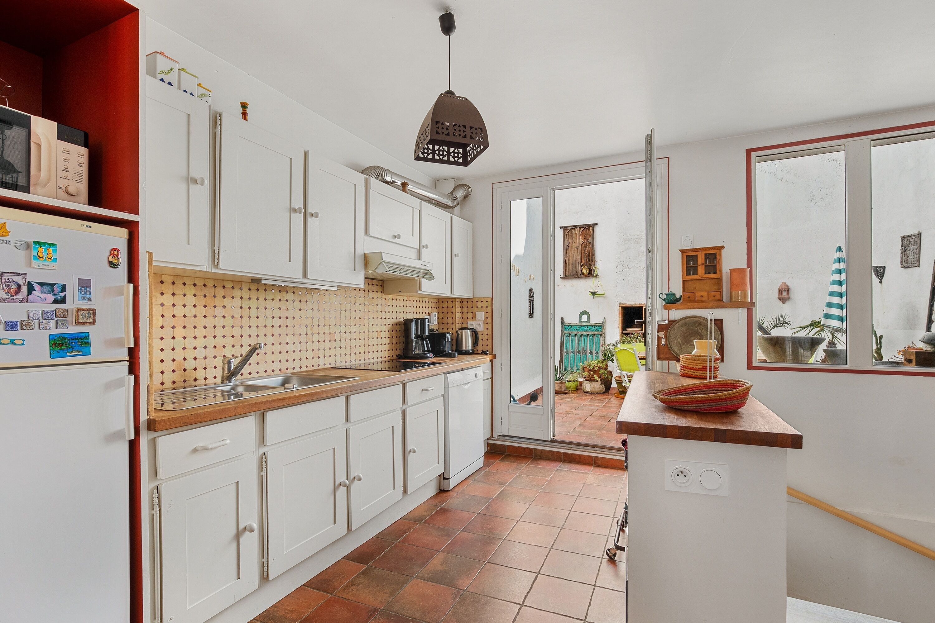 Fridge, microwave, dishwasher, coffee/tea maker