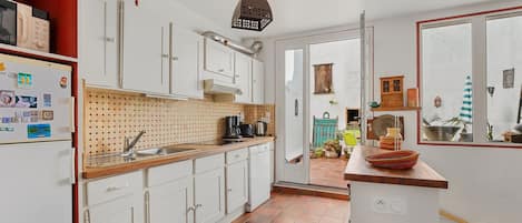 Fridge, microwave, dishwasher, coffee/tea maker