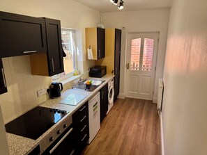 Fridge, microwave, oven, stovetop - Salisbury City Centre Cottage (Wiltshire)