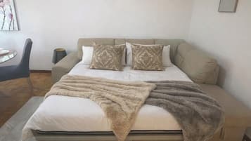 2 bedrooms, desk, iron/ironing board, free WiFi