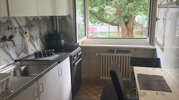 Kylskåp, ugn, spishäll och kaffe- och tebryggare