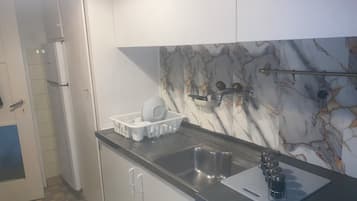 Køleskab, ovn, kogeplade, kaffe-/temaskine