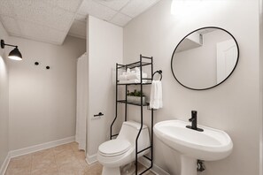 Shower, hair dryer, towels, toilet paper - Studio w/ private garage and washer/dryer (Mt. Juliet)