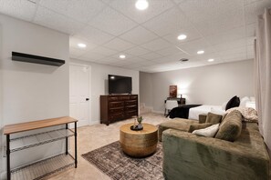 1 bedroom, desk, free WiFi, bed sheets - Studio w/ private garage and washer/dryer (Mt. Juliet)