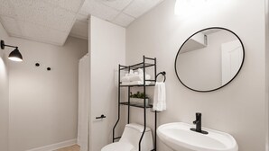 Shower, hair dryer, towels, toilet paper - Studio w/ private garage and washer/dryer (Mt. Juliet)