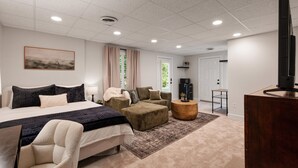 1 bedroom, desk, free WiFi, bed sheets - Studio w/ private garage and washer/dryer (Mt. Juliet)