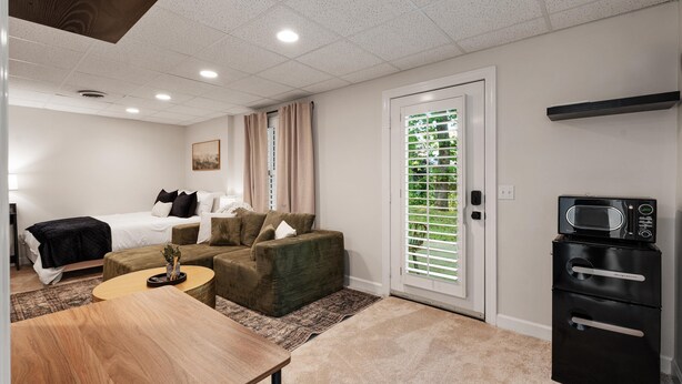 1 bedroom, desk, free WiFi, bed sheets - Studio w/ private garage and washer/dryer (Mt. Juliet)