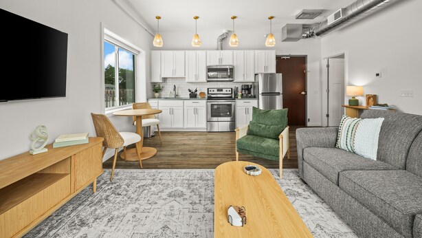 Un apartamento moderno con cocina, comedor y sala de estar.