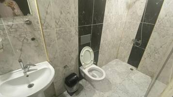 Basic Quadruple Room | Bathroom | Shower, towels, soap, shampoo