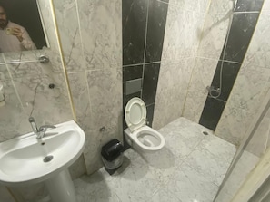 Phòng 4 cơ bản | Phòng tắm | Buồng tắm vòi sen, khăn tắm, xà phòng, dầu gội 