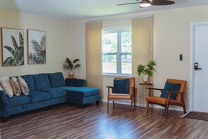 Living area - Amazing 2-bedroom house with AC in fabulous Sarasota (Sarasota)