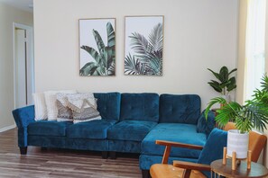 Living area - Amazing 2-bedroom house with AC in fabulous Sarasota (Sarasota)