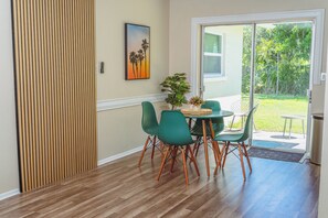 Dining - Amazing 2-bedroom house with AC in fabulous Sarasota (Sarasota)