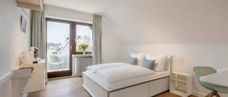 Escritorio, espacio para trabajar con laptop y cortinas blackout