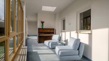 Tweepersoonskamer, balkon, uitzicht op binnenplaats | Terrein van de accommodatie