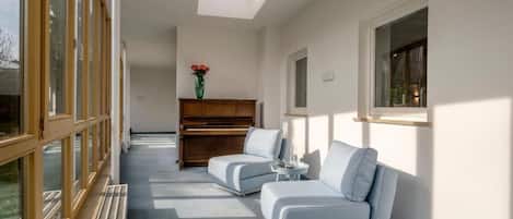 Habitación doble, balcón, vista al patio | Áreas de la propiedad