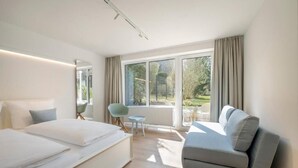 Escritorio, espacio para trabajar con laptop y cortinas blackout 